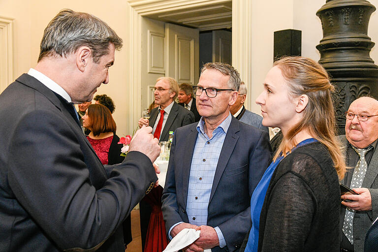 Zwei Parteien mit unterschiedlichen Standpunkten: Ministerpräsident Markus Söder (von links) im Gespräch mit Landwirt Eberhard Räder und Aktivistin Claudia Röseler.