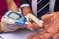 Blutprobe für einen Blutzuckertest. Wissenschaftler erwarten in den nächsten 20 Jahren einen Anstieg der Typ-2-Diabetesfälle auf 10,7 bis 12,3 Millionen. Foto: Jens Büttner       -  In Deutschland ist jede fünfte erwachsene Person von Prädiabetes betroffen.