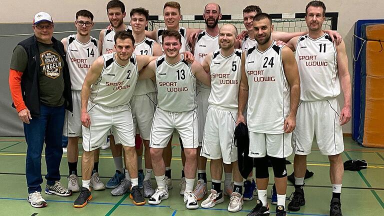 Das erfolgreiche Basketball-Team der DJK Schweinfurt (links Trainer Klaus Ludwig) ist Geschichte, fast alle Spieler haben im März aufgehört. Das erfolgreiche Basketball-Team der DJK Schweinfurt (links Trainer Klaus Ludwig) ist Geschichte, fast alle Spieler haben im März aufgehört.