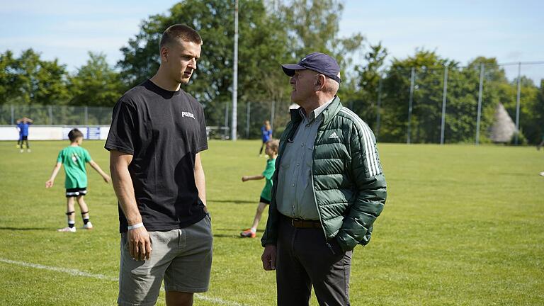 Florian Dietz (links) im Gespräch mit Rhön-Grabfelds Landrat Thomas Habermann beim Grundschulturnier der Landkreise Rhön-Grabfeld und Schmalkalden-Meiningen 2024 in Strahlungen. Florian Dietz (links) im Gespräch mit Rhön-Grabfelds Landrat Thomas Habermann beim Grundschulturnier der Landkreise Rhön-Grabfeld und Schmalkalden-Meiningen 2024 in Strahlungen.