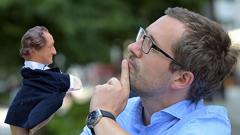 Damian Mallepree mit Goethe-Puppe - Goethe-Influencer Damian Mallepree schaut dem Dichter in die Augen. Damian Mallepree mit Goethe-Puppe - Goethe-Influencer Damian Mallepree schaut dem Dichter in die Augen.