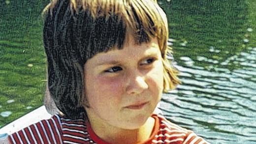 Nachdenklich: Als Kind im Ruderboot.
