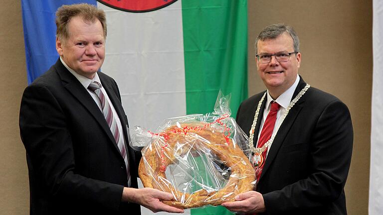 Letztmals durfte Bürgermeister Markus Höfling (Bürgerbewegung, BüBew) beim Neujahrsempfang die übliche Neujahrsbreze, überreicht durch DIVINO-Vorstandsmitglied Michael Gutbrod, in Empfang nehmen. Letztmals durfte Bürgermeister Markus Höfling (Bürgerbewegung, BüBew) beim Neujahrsempfang die übliche Neujahrsbreze, überreicht durch DIVINO-Vorstandsmitglied Michael Gutbrod, in Empfang nehmen.