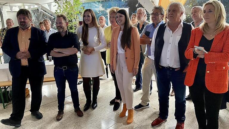 Mit Parteifreunden aus dem Bezirk informierte sich Frank Helmerich (Zweiter von links)&nbsp; bei einer gemeinsamen Wahlparty über das Ergebnis. Links neben ihm Bezirksvorsitzender Gerald Pittner.