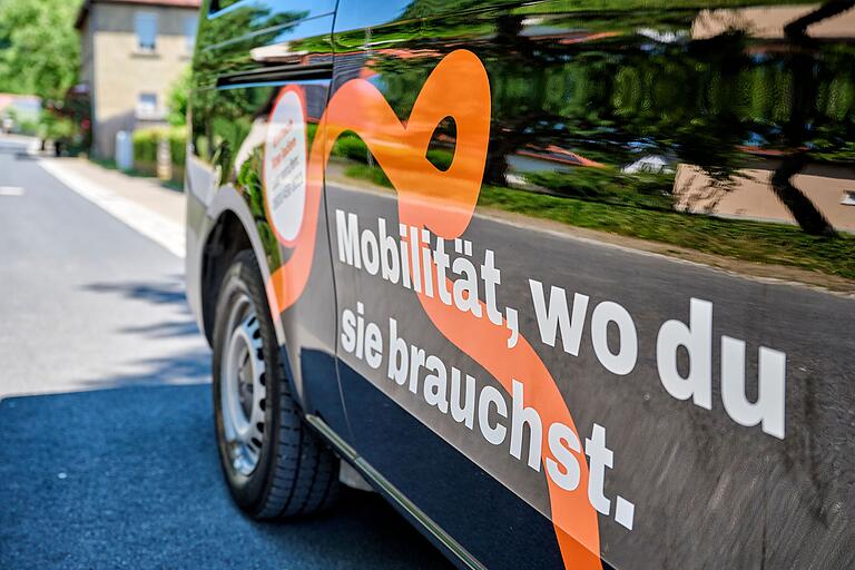 Vier 'Callheinz'-Busse sind derzeit im südlichen Landkreis Schweinfurt und im nördlichen Landkreis Kitzingen unterwegs. Vier 'Callheinz'-Busse sind derzeit im südlichen Landkreis Schweinfurt und im nördlichen Landkreis Kitzingen unterwegs.