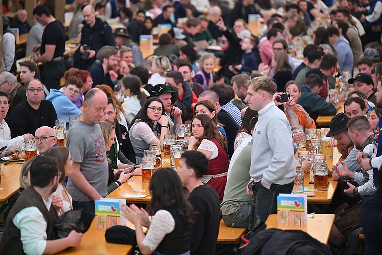 Volle Hütte: Am ersten Tag des Würzburger Frühjahrsvolksfests 2024 waren die Bänke im Festzelt gut gefüllt. Volle Hütte: Am ersten Tag des Würzburger Frühjahrsvolksfests 2024 waren die Bänke im Festzelt gut gefüllt.