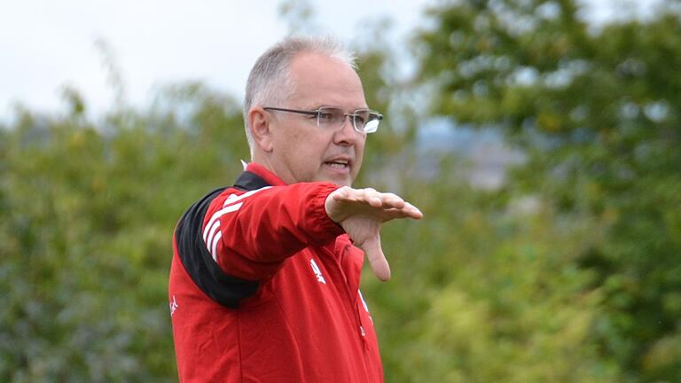 Von 2017 bis 2021 trainierte Bernd Wenkheimer schon einmal den SV Tückelhausen/Hohestadt in der A-Klasse. Das Bild entstand in dieser Zeit. Nun übernimmt der 56-Jährige erneut die Fußball-Mannschaft aus den Ochsenfurter Stadtteilen. Sie spielt aktuell in der Kreisklasse.