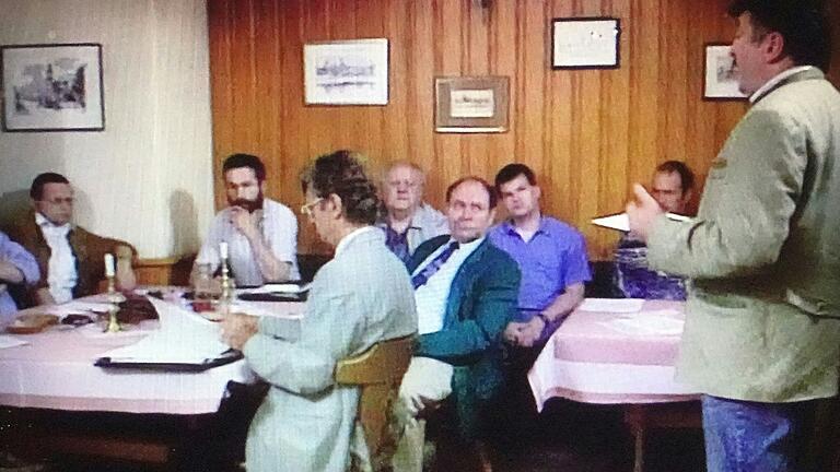 Gründungsversammlung der Interessengemeinschaft Mainschleifenbahn am 24. Mai 1994 auf Schloss Hallburg bei Volkach (von links): Wolfgang Schramm (Sommerach), Gerhard Bauer (Eisenbahnfreunde Kitzingen), Reinhold Reichl (Zweiter Bürgermeister Volkach), Paul Rinke (Volkachs letzter Bahnhofsvorsteher), Waldemar Sperling (Tourismuschef Volkach), zwei Unbekannte und Peter Hartmann (Pächter der Hallburg). Gründungsversammlung der Interessengemeinschaft Mainschleifenbahn am 24. Mai 1994 auf Schloss Hallburg bei Volkach (von links): Wolfgang Schramm (Sommerach), Gerhard Bauer (Eisenbahnfreunde Kitzingen), Reinhold Reichl (Zweiter Bürgermeister Volkach), Paul Rinke (Volkachs letzter Bahnhofsvorsteher), Waldemar Sperling (Tourismuschef Volkach), zwei Unbekannte und Peter Hartmann (Pächter der Hallburg).