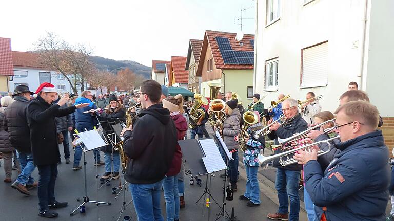 Weihnachtsmarkt in Langenleiten, hier gibt es alles, was man brauchen kann.
Die Steinacher Musikanten unterhielten die Besucher und postierten sich immer wieder an anderer Stelle zum Musizieren. Weihnachtsmarkt in Langenleiten, hier gibt es alles, was man brauchen kann.
Die Steinacher Musikanten unterhielten die Besucher und postierten sich immer wieder an anderer Stelle zum Musizieren.