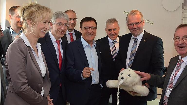 Beim Messerundgang im Ausstellungscontainer AAL konnten sich v. l. Christina Baum, Ulrich Derpa, MdL Wolfgang Reinhart, MdB Alois Gerig und Bezirksvorsitzender des VdK Rudi Eckl von den unterstützenden Möglichkeiten für ein langes Wohnen zu Hause informieren, wie hier der Roboter &bdquo;Robbe&ldquo;, der Schwerstdemenzkranke zu Reaktionen stimulieren soll.