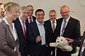 Beim Messerundgang im Ausstellungscontainer AAL konnten sich v. l. Christina Baum, Ulrich Derpa, MdL Wolfgang Reinhart, MdB Alois Gerig und Bezirksvorsitzender des VdK Rudi Eckl von den unterstützenden Möglichkeiten für ein langes Wohnen zu Hause informieren, wie hier der Roboter &bdquo;Robbe&ldquo;, der Schwerstdemenzkranke zu Reaktionen stimulieren soll.