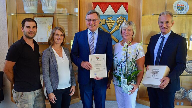 Mit einer Feierstunde beging die Belegschaft und die Rathausführung der Gemeinde Kolitzheim das 40-jährige Dienstjubiläum von Bürgerbüroleiter Rainer Ullrich. Der 58-jährige Oberspiesheimer hat bis auf die Zeit des Grundwehrdienstes seine gesamte Laufbahn im öffentlichen Dienst im Kolitzheimer Rathaus absolviert. Unser Bild zeigt (v. l.): Personalrat Christian Pfister, Geschäftsleiterin Annette Beuerlein, Rainer Ullrich mit seiner Gattin Luise sowie Bürgermeister Horst Herbert. Mit einer Feierstunde beging die Belegschaft und die Rathausführung der Gemeinde Kolitzheim das 40-jährige Dienstjubiläum von Bürgerbüroleiter Rainer Ullrich. Der 58-jährige Oberspiesheimer hat bis auf die Zeit des Grundwehrdienstes seine gesamte Laufbahn im öffentlichen Dienst im Kolitzheimer Rathaus absolviert. Unser Bild zeigt (v. l.): Personalrat Christian Pfister, Geschäftsleiterin Annette Beuerlein, Rainer Ullrich mit seiner Gattin Luise sowie Bürgermeister Horst Herbert.