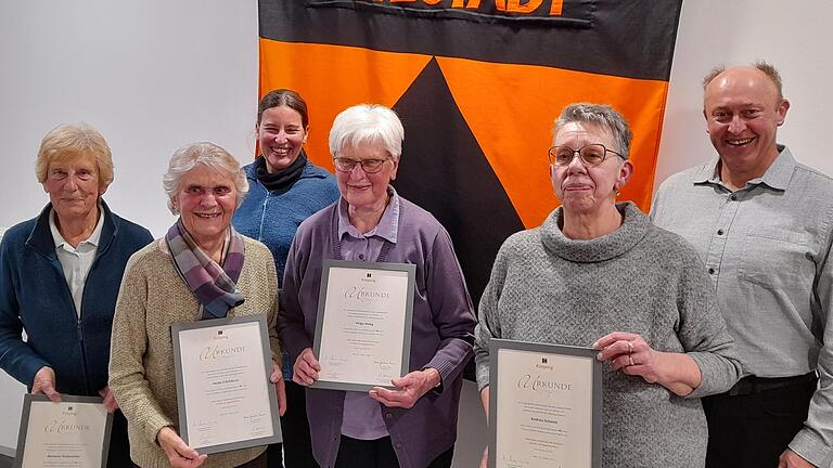 Die Geehrten für 40 Jahre Mitgliedschaft (von links): Marianne Rothenhöfer, Heide Erbshäuser, geistliche Begleiterin Barbara Stockmann, Helga Hebig, Andrea Schmitt und Vorsitzender Elmar Nun.&nbsp;