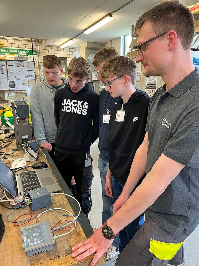 In der Elektronik-Werkstatt beim Einblick in eine Steuerung.