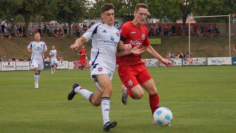 Loris Maier, Neuzugang von den Stuttgarter Kickers beim TSV Aubstadt (rechts, links Maximilian Berschneider) hatte es in der Hand, seine Elf zum ersten Mal in dieser Saison mit zwei Toren in Führung zu bringen.