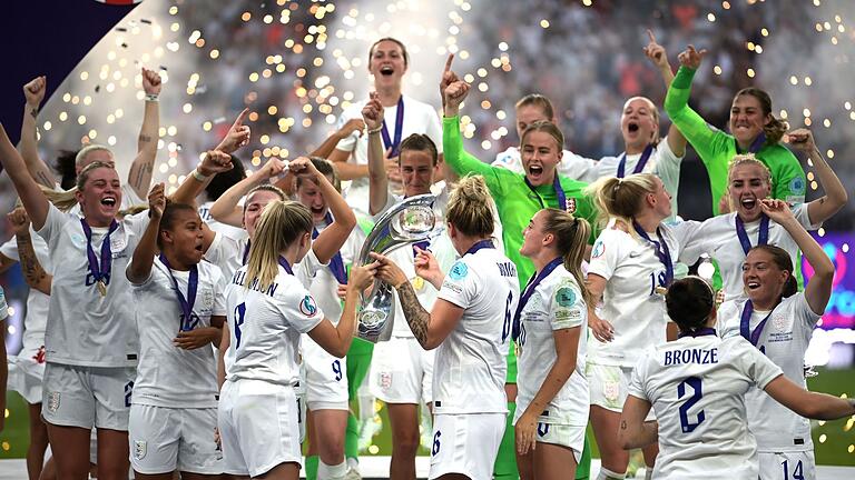 Englands Fußballerinnen       -  Europameisterinnen 2022 in Wembley: Englands Fußballerinen