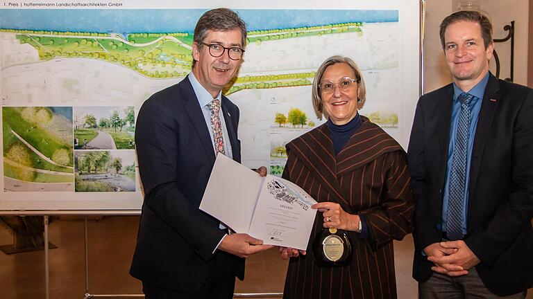 Barbara Hutter vom Büro hutterreimann Landschaftsarchitekten Berlin legte den besten Entwurf für die Uferzone rund um das alte Bayla-Gelände in Heidingsfeld vor. Darüber freuten sich Oberbürgermeister Christian Schuchardt (links) und Stadtbaurat Benjamin Schneider.