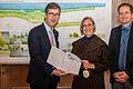 Barbara Hutter vom Büro hutterreimann Landschaftsarchitekten Berlin legte den besten Entwurf für die Uferzone rund um das alte Bayla-Gelände in Heidingsfeld vor. Darüber freuten sich Oberbürgermeister Christian Schuchardt (links) und Stadtbaurat Benjamin Schneider.
