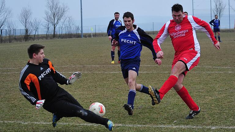 Über zehn Jahre ist das her: Thomas Uhlein (rechts) zieht entschlossen ab. Eine Szene vom Punktspiel des FC Sandberg, damals in Spielgemeinschaft mit der DJK Waldberg II, am 30. März 2013 beim FSV Hohenroth II.