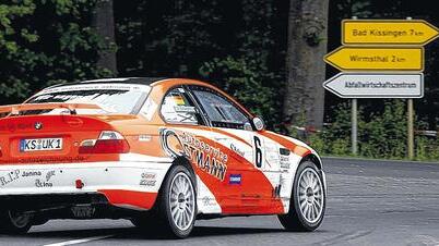 Die Schnellsten im Feld: Axel Nörenberg/Philip Schwarz fuhren auf trockener Piste mit dem BMW E46 M3 CSL ein so großes Zeitpolster heraus, dass sie es am Ende der 3. ADAC-Rallye Fränkisches Weinland langsamer angehen lassen konnten und den Gesamtsieg trotzdem mit 17 Sekunden Vorsprung sicher nach Hause brachten.