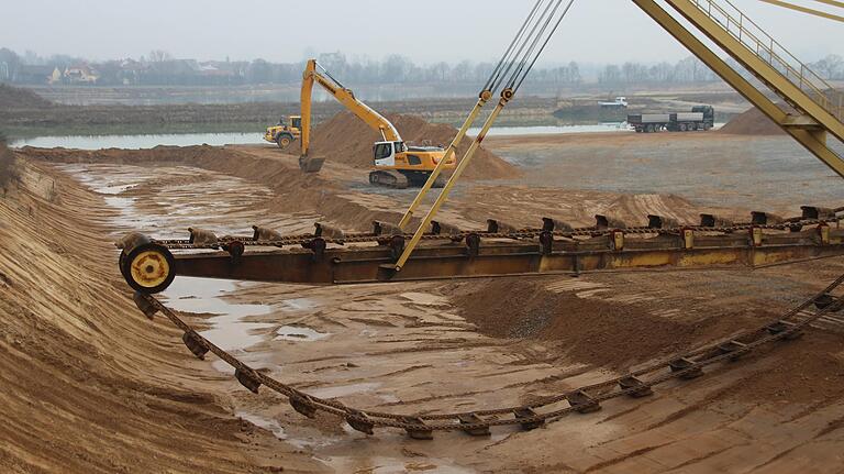 Sand- und Kiesabbau von LZR im Landkreis: Deutlich zu sehen ist derzeit von der B22 aus die Grube bei Hörblach, das im Hintergrund liegt. Allerdings sind die eingesetzten Maschinen und der Abtransport bei den verschiedenen Gruben unterschiedlich geregelt. Am Elgersheimer Hof fährt ein Schiff 95 Prozent des dort gewonnenen Sand und Kies ab.