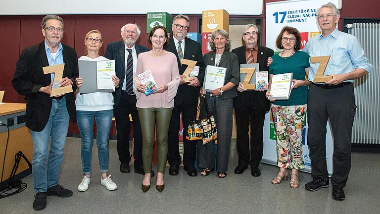 Ehrung mit dem alternativen Zukunftspreis: Stadträtin Ulrike Schneider von der Initiative 'Zukunft.' ehrte Bürger, die sich besonders um den Klimaschutz verdient gemacht haben, mit dem von ihr ins Leben gerufenen Zukunftspreis. Im Bild (von links) Karlheinz Klare, Monika Klare, Ernst Ulrich von Weizsäcker, Ulrike Schneider, Roland May, Angela May, Richard Lindner, Elisabeth Krempl und Manfred Röder