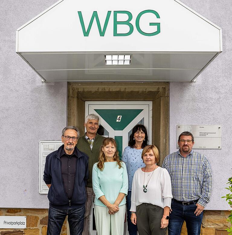 Das Team der Wohnungsbaugenossenschaft in Gerolzhofen vor deren Büro in der Sudetenstraße. Es besteht aus (von links) den Vorständen Elmar Stickelmaier, Gerald Eser, den Büro-Mitarbeiterinnen Ingrid Thierstein, Monika Wisgalla und Roswitha Düring sowie Vorstand Andreas Reisert. Das Team der Wohnungsbaugenossenschaft in Gerolzhofen vor deren Büro in der Sudetenstraße. Es besteht aus (von links) den Vorständen Elmar Stickelmaier, Gerald Eser, den Büro-Mitarbeiterinnen Ingrid Thierstein, Monika Wisgalla und Roswitha Düring sowie Vorstand Andreas Reisert.