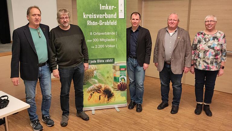 Auf dem Foto Kreisvorstand mit LvBI Präsident  Albert Nöth (Schriftführer), Rainer Blum (Kassier), Stefan Spiegl (Präsident des Landesverband Bay. Imker), Markus Gütlein (1. Vorsitzender), Iris Hartmann (2. Vorsitzende).