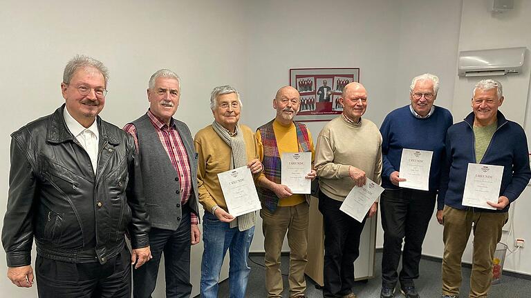 Das Bild zeigt: Chorleiter Bernhard Wenzel, 1. Vorsitzenden Horst Dumor, Dieter Koch, Rainer Steger, Peter Berger, Jürgen Traub und Hilmar Schuler.