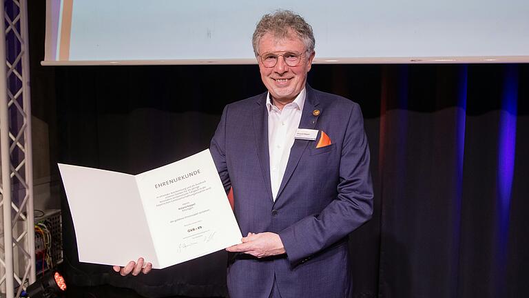 Roland Köppel freut sich über die goldene Ehrennadel des GVB.