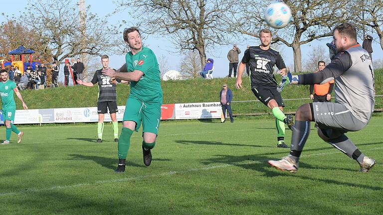 In dieser Szene trifft der Hammelburger Dennis Schmidt (links) gegen Sandbergs Keeper Marius Kirchner zum zwischenzeitlichen 1:1-Ausgleich. Das Heimteam musste sich danach mächtig strecken, um überhaupt einen Punkt zu ergattern.       -  In dieser Szene trifft der Hammelburger Dennis Schmidt (links) gegen Sandbergs Keeper Marius Kirchner zum zwischenzeitlichen 1:1-Ausgleich. Das Heimteam musste sich danach mächtig strecken, um überhaupt einen Punkt zu ergattern.