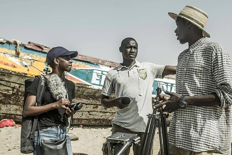 Abdoulie B. Jarju (rechts) und seine Kollegen bei Dreharbeiten.