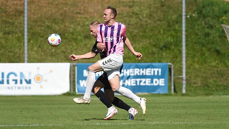 Mit seinem fünften Saisontor erzielte Marco Nickel (vorne) den 3:1-Endstand im Heimspiel des TSV Aubstadt gegen den FC Memmingen. Mit seinem fünften Saisontor erzielte Marco Nickel (vorne) den 3:1-Endstand im Heimspiel des TSV Aubstadt gegen den FC Memmingen.