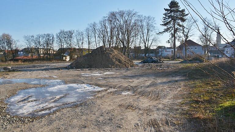 Wenn alles nach Plan verläuft wird auf diesem Gelände des ehemaligen Kreiskrankenhauses Bad Königshofen der Neubau des Finanzamts entstehen. Aktuell wird der Platz als Ablageplatz für innerstädtische Bauarbeiten genutzt.