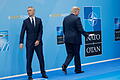 Nato-Gipfel im Jahr 2018.jpeg       -  Donald Trump (r), Präsident der USA, macht eine Geste nach der Begrüßung durch Jens Stoltenberg, Nato-Generalsekretär, nach seiner Ankunft zum Nato-Gipfel im Nato-Hauptquartier. (zu dpa: «Geburtstag in düsteren Zeiten: Nato feiert 75-jähriges Bestehen») +++ dpa-Bildfunk +++AGENTURBILD DPA picture-alliance.com picture alliance dpa-archiv dpa-langzeitarchiv