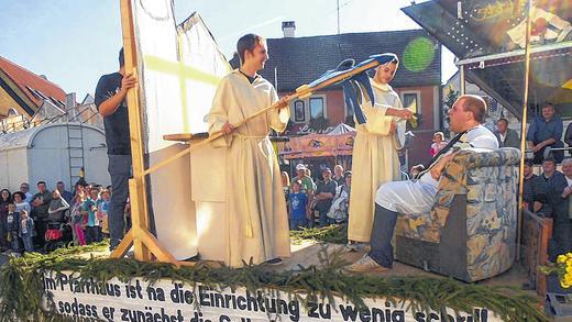 Strahlender Sonnenschein und manch brisantes Thema: Zur Geiselwinder Kirchweih samt Umzug und Predigt war einiges geboten. Im Bild einer der Themenwägen.