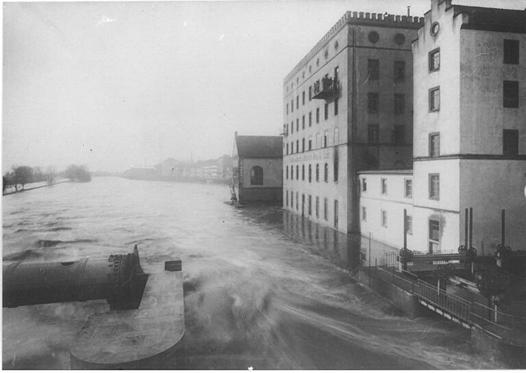 Auch auf der Seite der Stadt standen Keller unter Wasser. Besonders betroffen waren die Kunstmühle an der Maxbrücke (im Vordergrund) und der Fischerrain. Auch auf der Seite der Stadt standen Keller unter Wasser. Besonders betroffen waren die Kunstmühle an der Maxbrücke (im Vordergrund) und der Fischerrain.