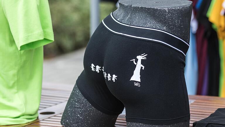 Hilft Lude bei Prüfungen: das Horrorwittchen auf der Unterhose.