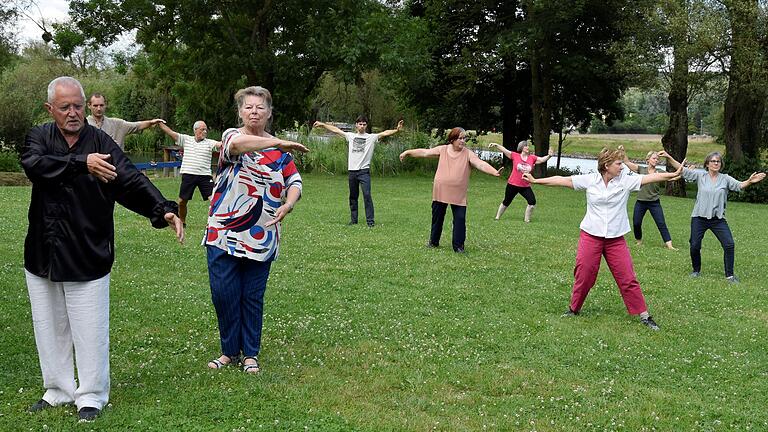 Der Tai-Chi-Kurs mit Dozent Wolfgang Liebold (links) fördert Körper und Geist. Der Tai-Chi-Kurs mit Dozent Wolfgang Liebold (links) fördert Körper und Geist.