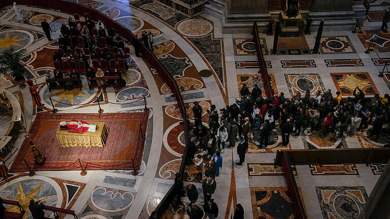 dpa_5FAC4600DCB06854.jpg - Allein am Dienstagvormittag wurden 25.000 Menschen durch den Petersdom und am aufgebahrten Leichnam von Papst Benedikt XVI. vorbeigeschleust. Viel Zeit zum Innehalten gab es da nicht. dpa_5FAC4600DCB06854.jpg - Allein am Dienstagvormittag wurden 25.000 Menschen durch den Petersdom und am aufgebahrten Leichnam von Papst Benedikt XVI. vorbeigeschleust. Viel Zeit zum Innehalten gab es da nicht.