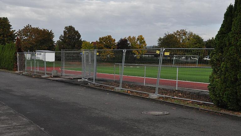 Die Reste der verbrannten Grillhütte und des Busches am Sportplatz in Hofheim sind beseitigt. Hier soll eine neue Grillhütte entstehen.