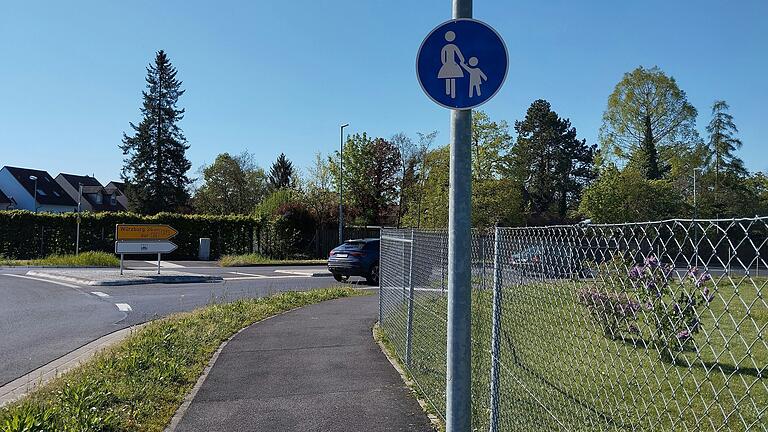 Vor dem Kreisel ist Ende für Radfahrende. Vor dem Kreisel ist Ende für Radfahrende.
