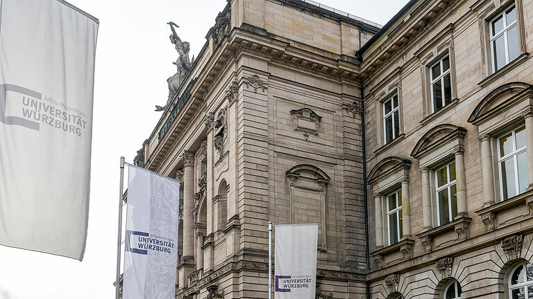 Außenaufnahmen der Neuen Universität Würzburg am Sanderring im Winter