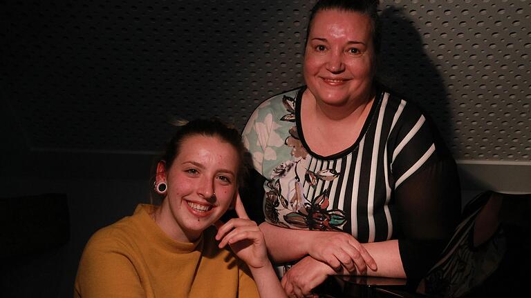 Beatrice Bayerlein (links) tritt im Juni beim Bundeswettbewerb 'Jugend musiziert' in der Kategorie 'Popgesang' an. Rechts ihre Gesangslehrerin Ulia Frank.