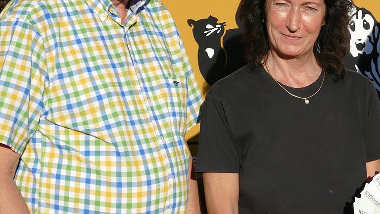 Der Vorsitzende des Tierschutzvereins Gerd Menche und Tierheimleiterin Angela Drabant bei einer Spendenübergabe. Der Vorsitzende des Tierschutzvereins Gerd Menche und Tierheimleiterin Angela Drabant bei einer Spendenübergabe.