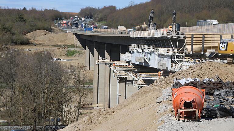 Im Rahmen der Verbreiterung der A7 wird die Talbrücke Werntal derzeit erneuert. Die bestehende Brücke wird komplett abgerissen. Im Rahmen der Verbreiterung der A7 wird die Talbrücke Werntal derzeit erneuert. Die bestehende Brücke wird komplett abgerissen.