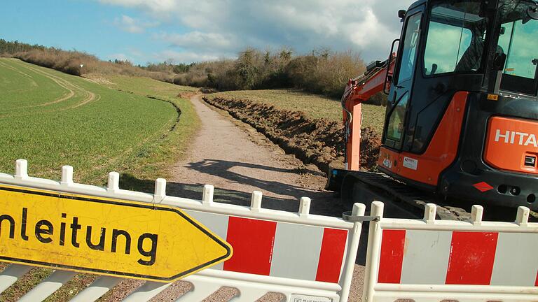 Am Radweg, der von Karlstadt Richtung Werntal führt, wird derzeit eine Stromleitung fürs U&amp;D verlegt.