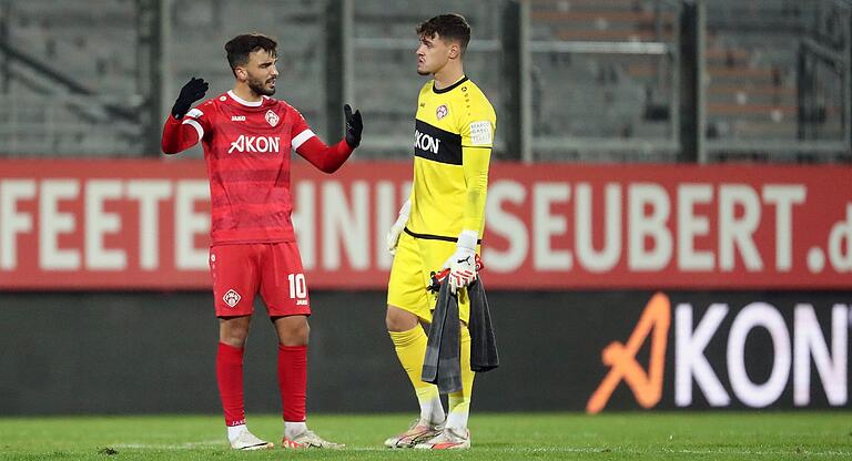 Rätselraten: Dardan Karimani (links) und Torhüter Vincent Friedsam rätseln nach der Partie über die Gründe für die verspielte 2:0-Führung.