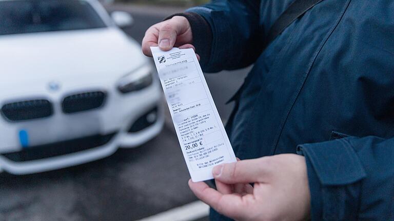 Dieser Falschparker erhält von Verkehrsüberwacher Marcel Ködderitzsch ein Knöllchen. Er muss 20 Euro Verwarnungsgeld zahlen.