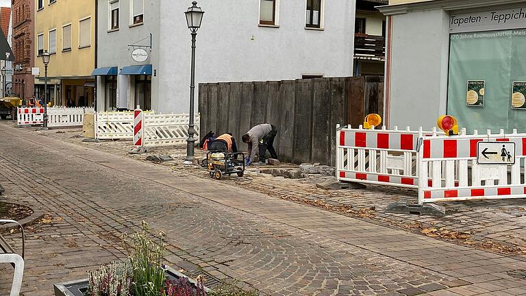 Der Glasfaserausbau in der Altstadt in Marktheidenfeld wurde wegen baulicher Mängel Anfang November gestoppt. Die offenen Arbeitsbereiche werden aktuell für die Winterpause geschlossen.